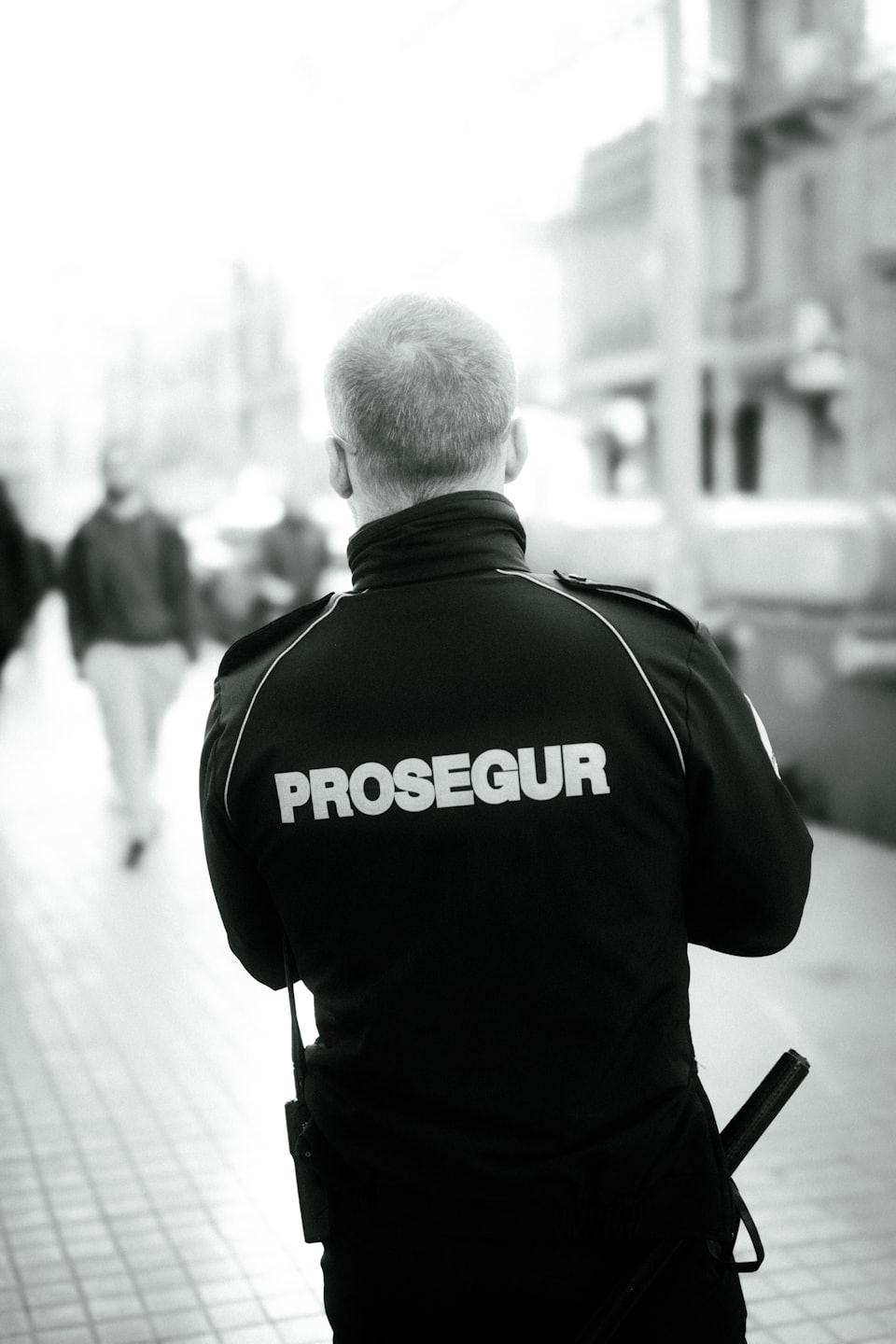 Beveiligingsmedewerker in Prosegur jas op straat.
